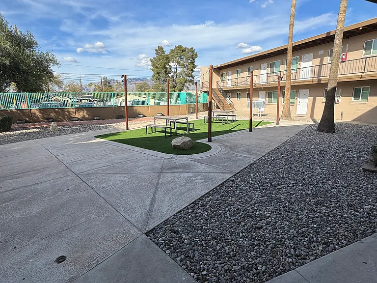 Bellevue Manor — Photo 1