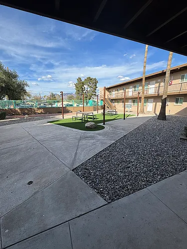 Bellevue Manor Photo 1
