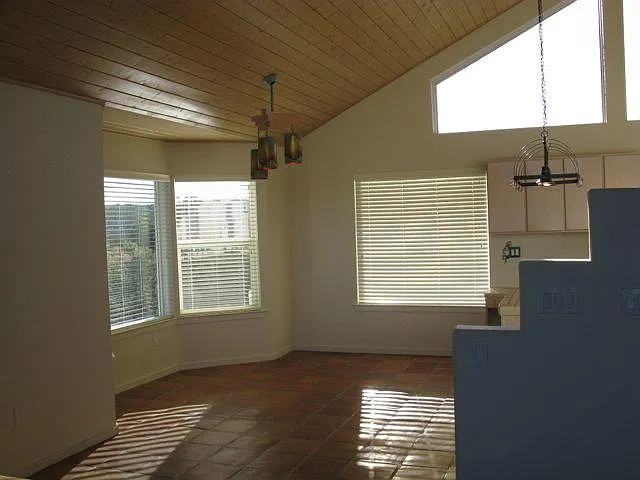 3 bed, 2.5 bath, 2200 sqft, $3,300 — Photo 2