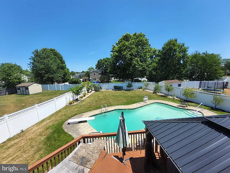504 Parliament Rd — Photo 4
