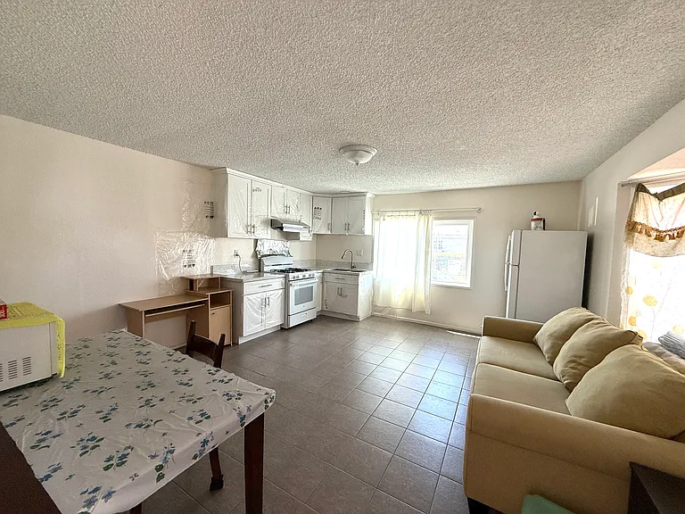 4656 Myrtle St — Photo 4