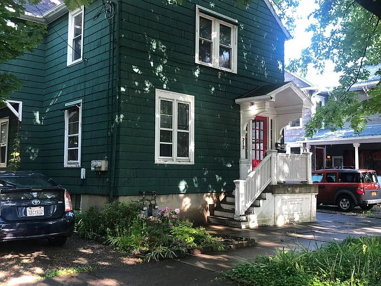 212 N Plain St — Photo 1
