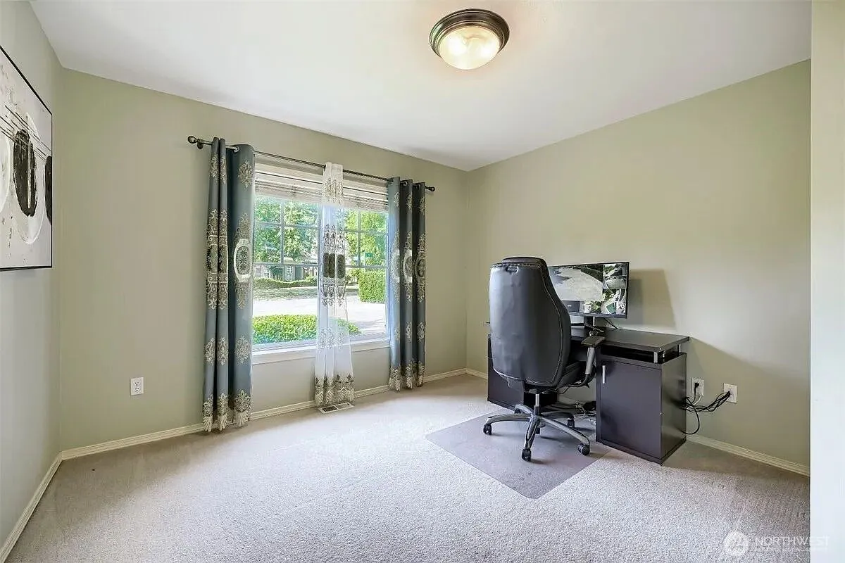 5 bed, 2.5 bath, 2590 sqft, $4,500 — Photo 4