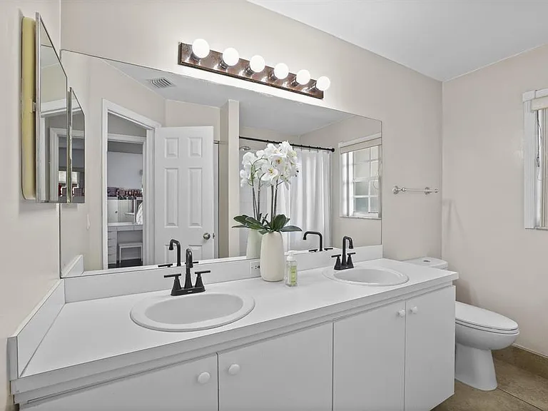 401 NW 16th Pl — Photo 1