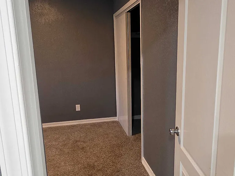 210 N Rowe St — Photo 12
