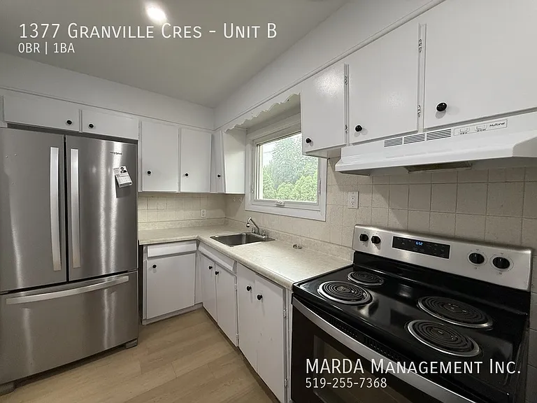 1377 Granville Cres #B — Photo 1