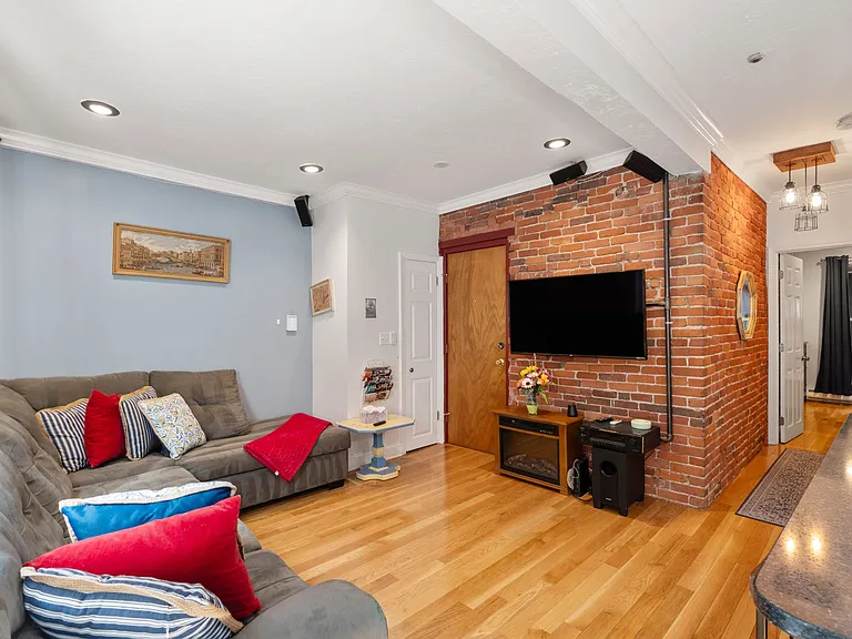 38RA Charter St #2 — Photo 5