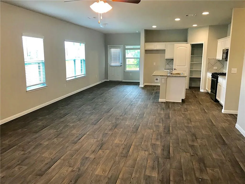 4 bed, 3.0 bath, 2372 sqft, $2,450 — Photo 3
