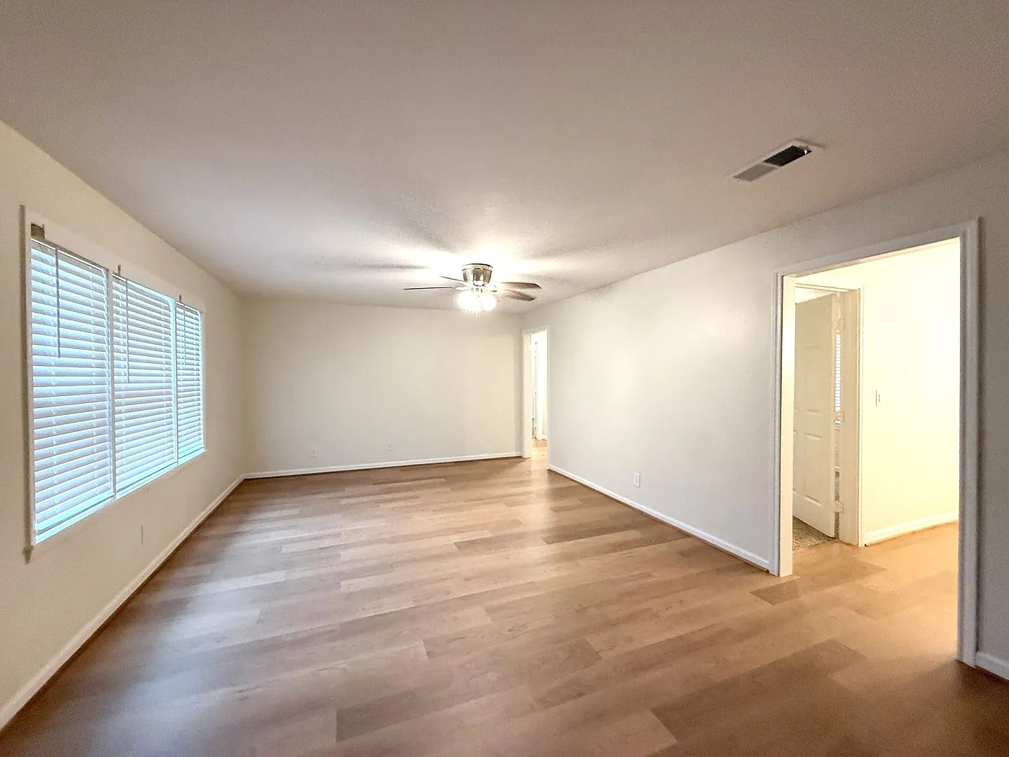 Gorgeous and spacious 4/2/2 on almost an acre in Angleton — Photo 2