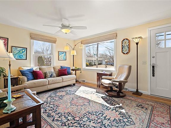 5th image of 22 Grassy Plain Rd E