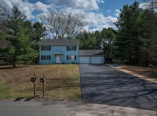 15 Woodridge Cir #A, Halfmoon, NY 12065