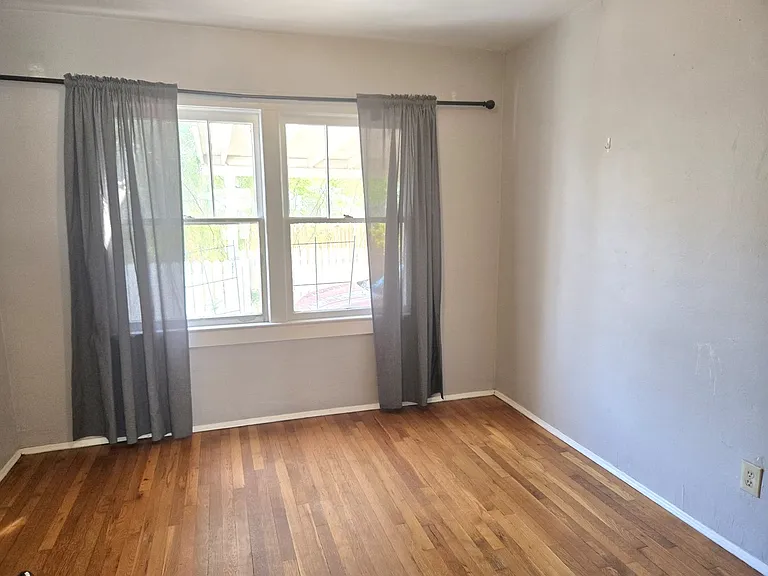 1406 E Earll Dr — Photo 15