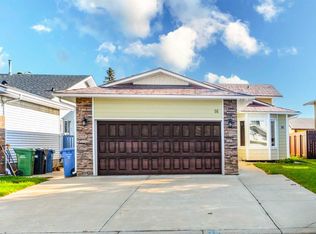 16 NE Deersaxon Cir SE, Calgary, AB T2J6R5