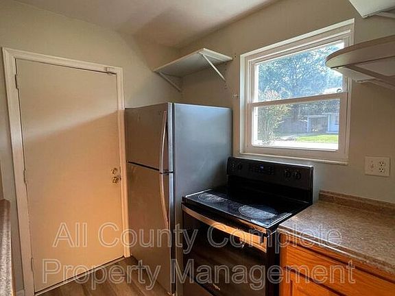 5th image of 2960 Newell Blvd