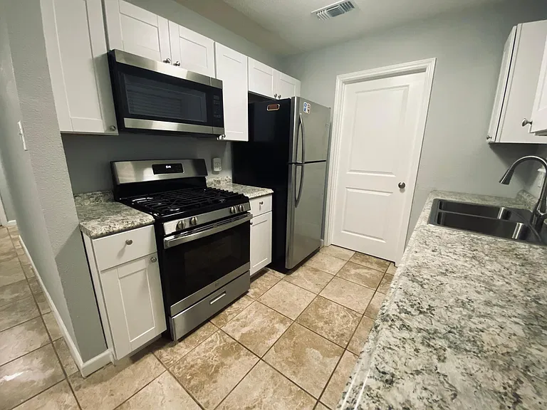 518 Hood St — Photo 3