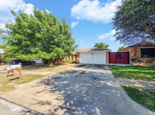 5919 Inks Lake Dr, Arlington, TX 76018