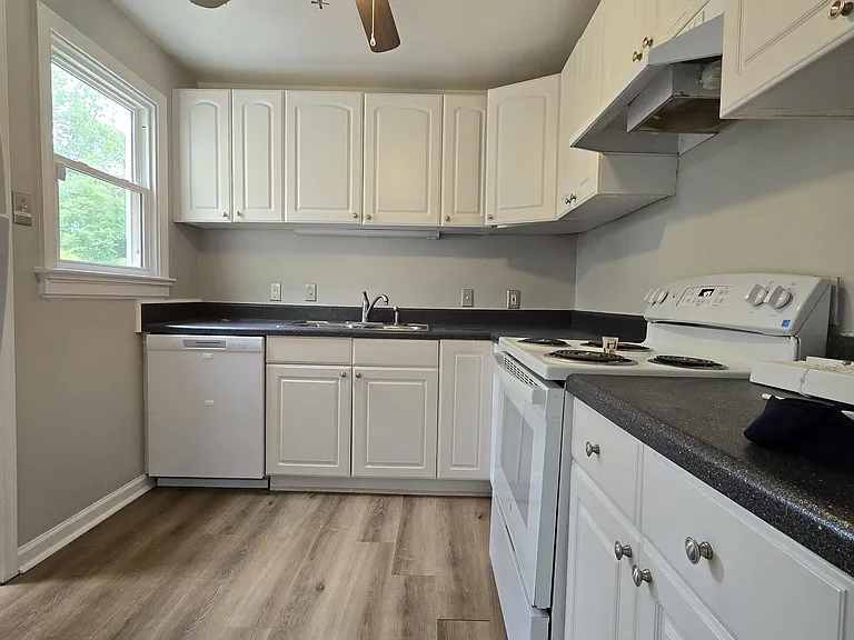1115 Stewart Dr — Photo 4