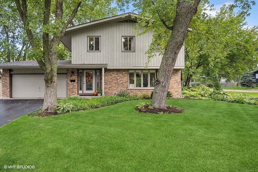 1st image of 933 Foxwood Cir