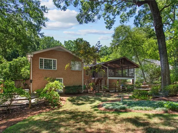 2922 Round Hill Rd, Greensboro, NC 27408