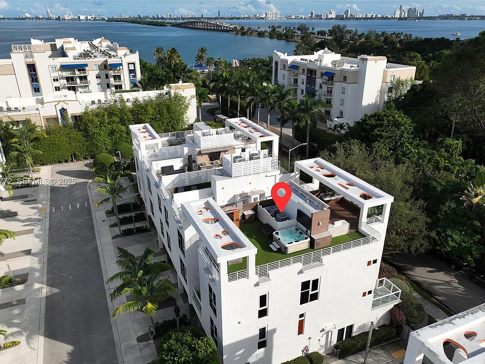 1st image of 455 NE 39th St #202