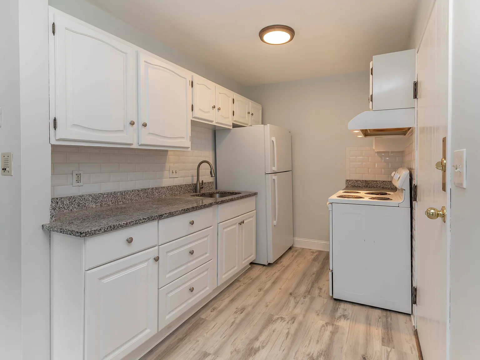2 bed, 900 sqft, $2,400 — Photo 3