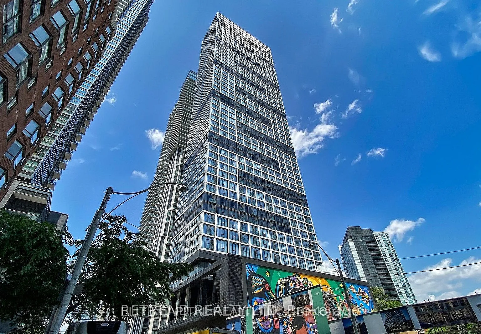 181 Dundas St E — Photo 1