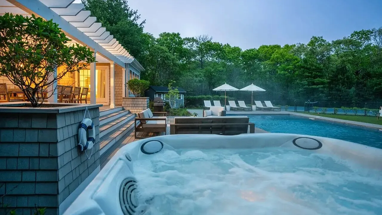 Brand new East Hampton Home with Pool, Tennis, and Hot Tub — Photo 4