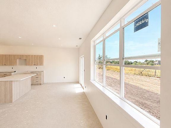 4th image of 1067 N Summit View Dr