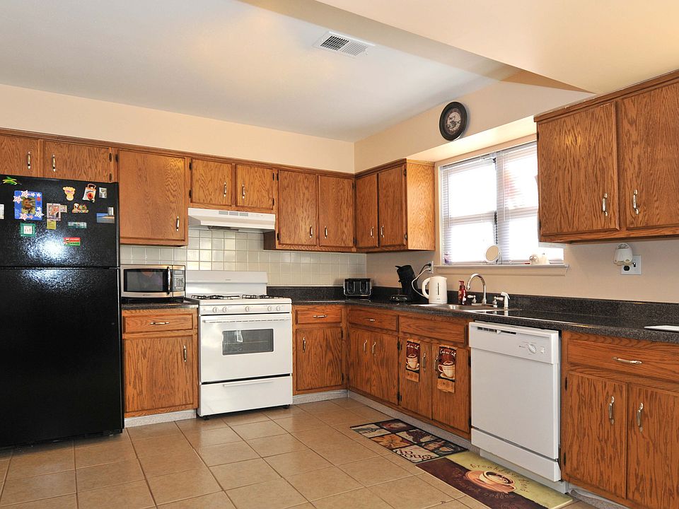 2nd image of 17A Bradley Ct #35