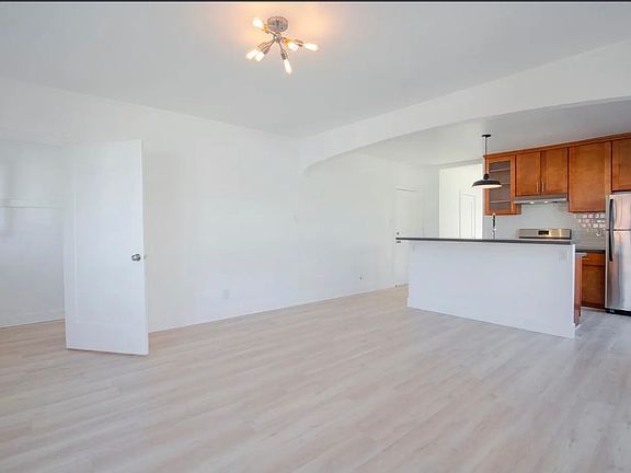 4th image of 1704 Miramar St #1706