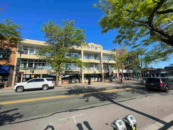 417 Bridge St APT 203, Charlevoix, MI 49720