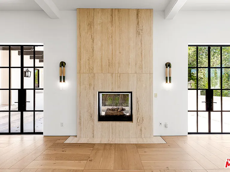 1001 Hanover Dr — Photo 1