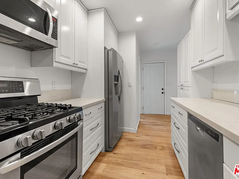 22 28th Ave — Photo 3
