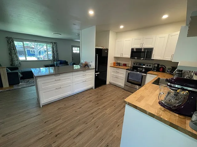 Spacious bar and counter tops in kitchen