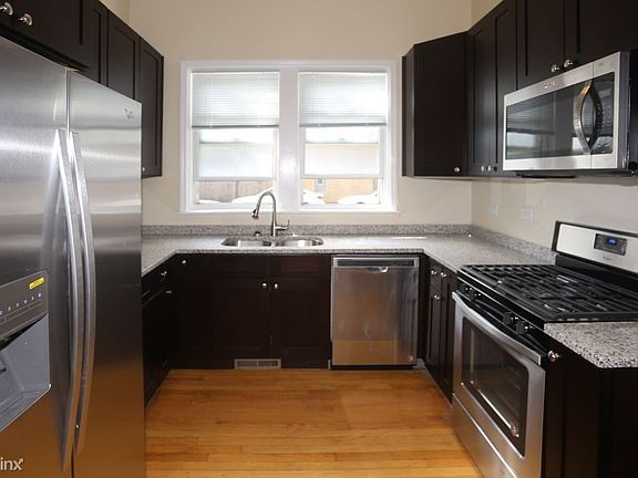 3rd image of 1847 W Melrose St #1R