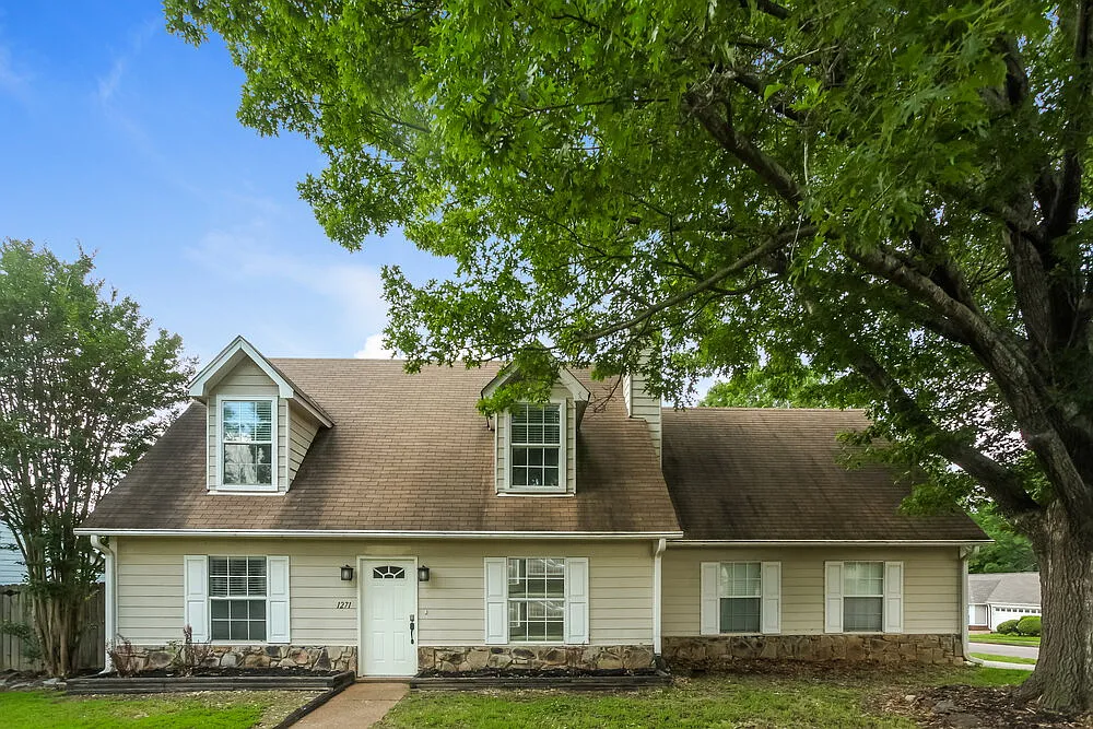 4 bed, 2.5 bath, 1827 sqft, $1,765 — Photo 1