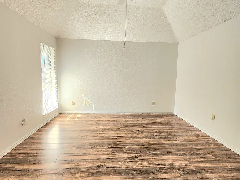 465 El Rio Dr — Photo 7