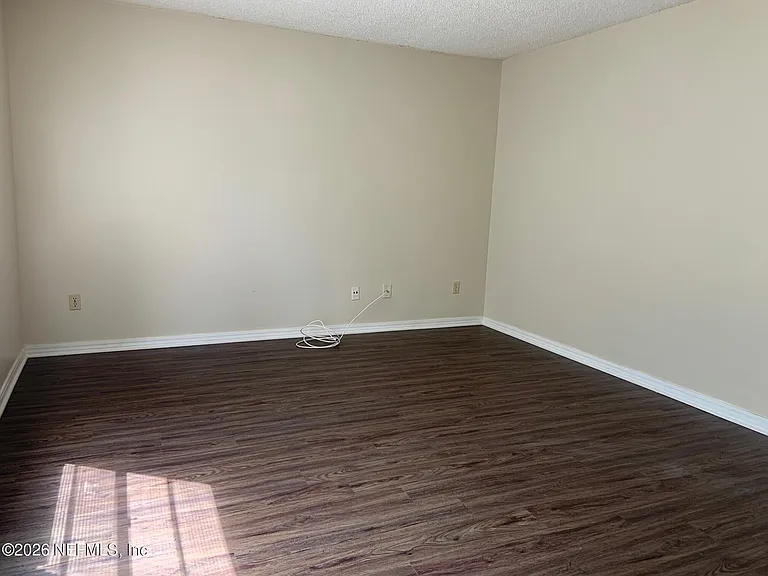 453 Bentwood Ln #B — Photo 3