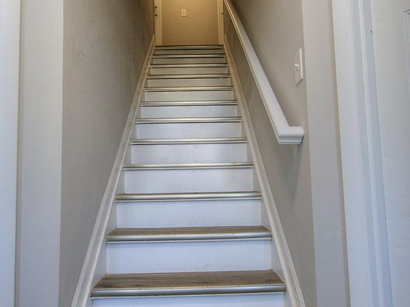 3rd image of 1321 Laidlaw Ave APT 1