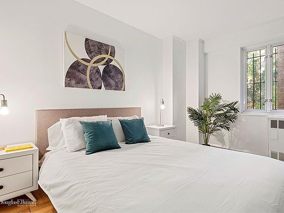 5th image of 135 E 71st St APT 3C
