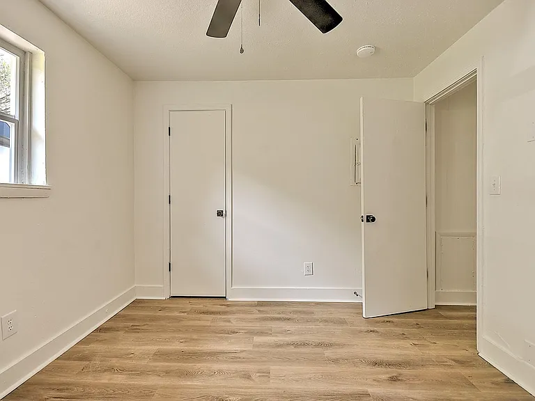 718 W G St — Photo 15