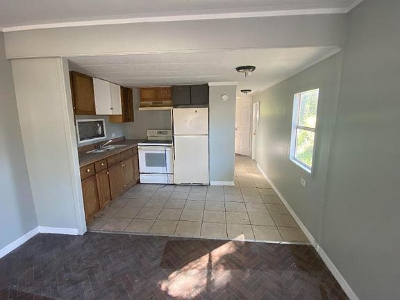 4th image of 3329 Pine Needle Dr