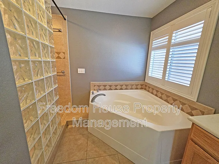 111 Mondale Ct — Photo 44