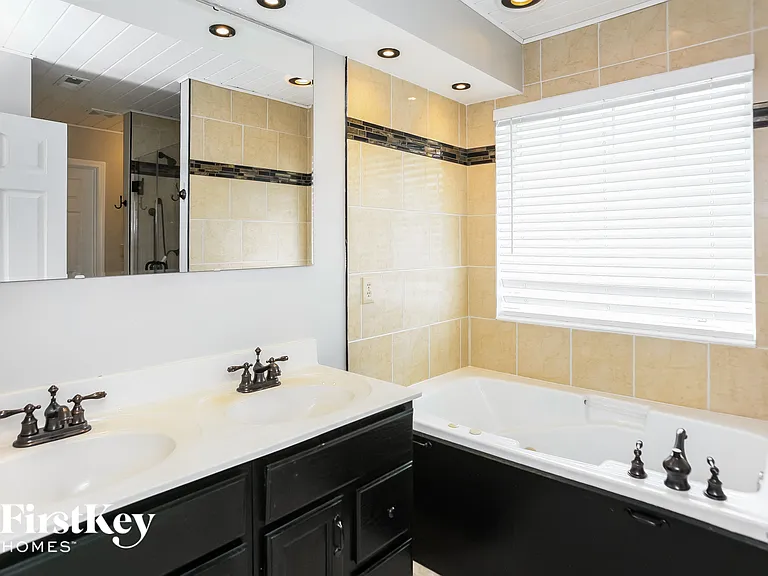 6753 Long Run Dr — Photo 10