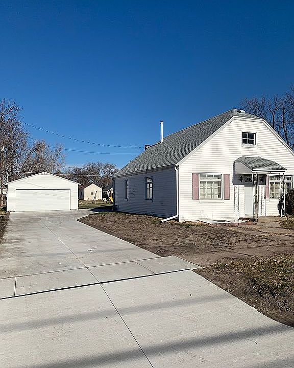 2nd image of 1120 E 8th St