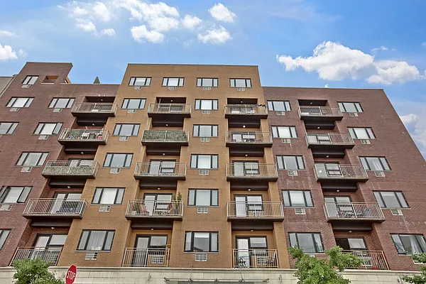 Sold by Modern Spaces | media 9