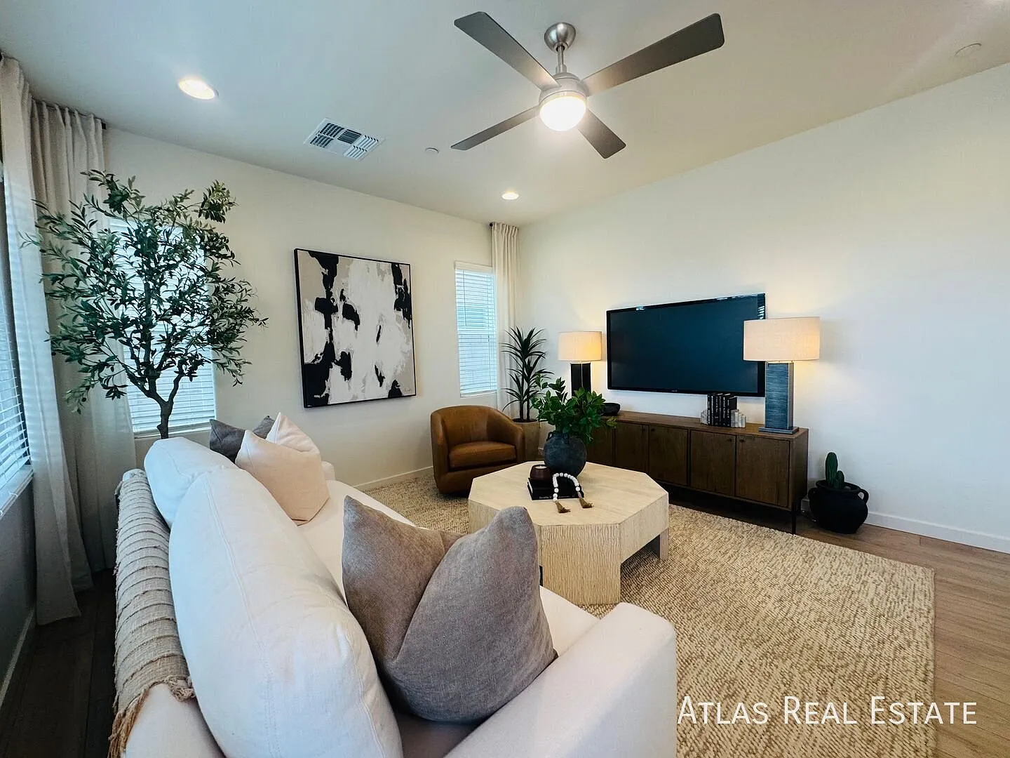 Newly Built, Beautiful Home, Pet Friendly, Upgraded Lifestyle - Now Available — Photo 3