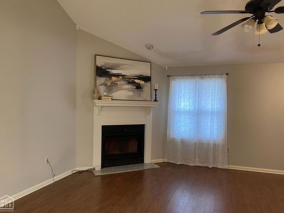 3rd image of 2709 Greenbriar Dr