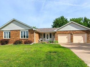 1736 Winding Hill Rd, Davenport, IA 52807