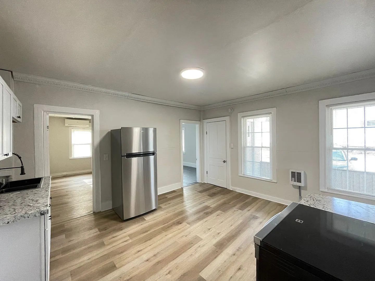 2 bed, 1.0 bath, 738 sqft, $1,995 — Photo 3